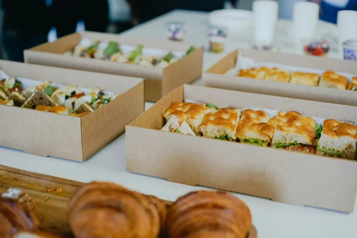 Caixas individuais com sanduíches naturais e pães para coffee break corporativo